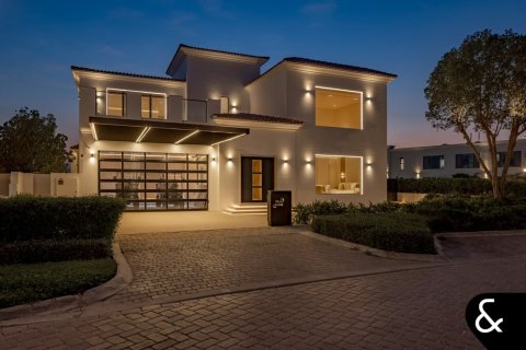 Купить виллу в Джумейра Гольф Эстейтс, Дубай: 5 спален, 901м², № 78979 - фото 1